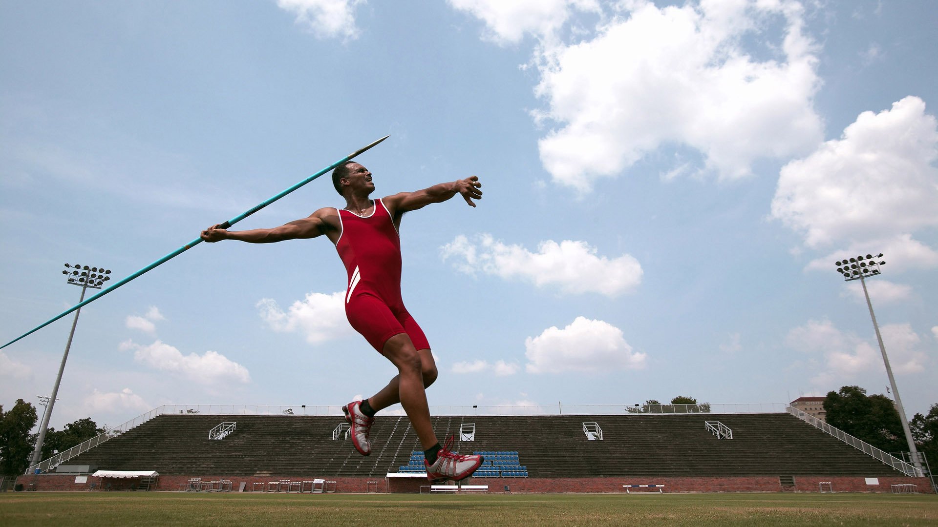 国足选手比赛路上逐梦逆袭，奋勇前行，国足选人
