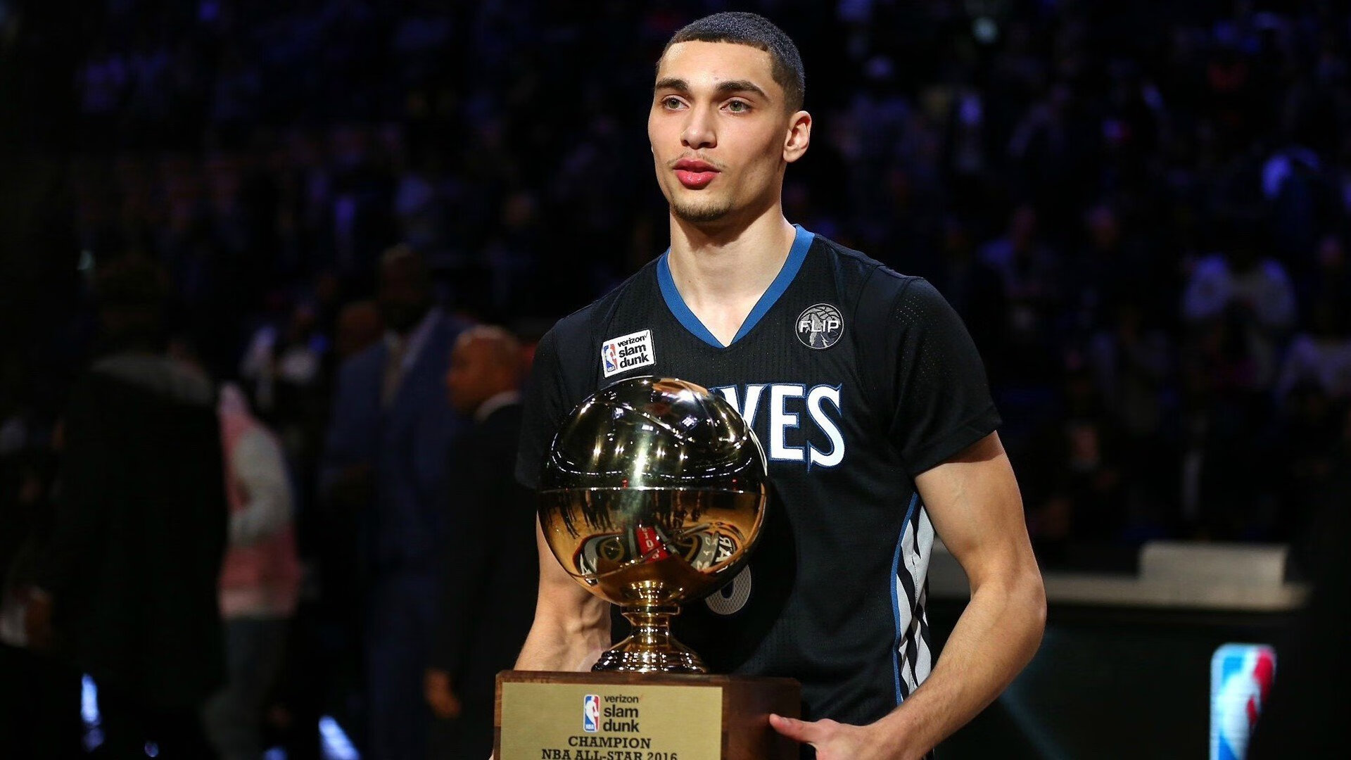 现场气氛:观众笑声不断,热情高涨如火如荼!,观众的笑声是什么短语